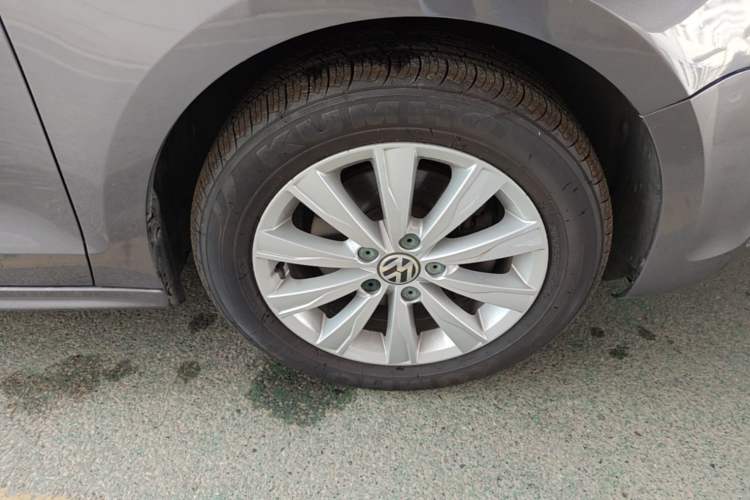 Used Volkswagen Sagitar 2014 1.4TSI Automatic Luxury Model Right Front Wheel Hub