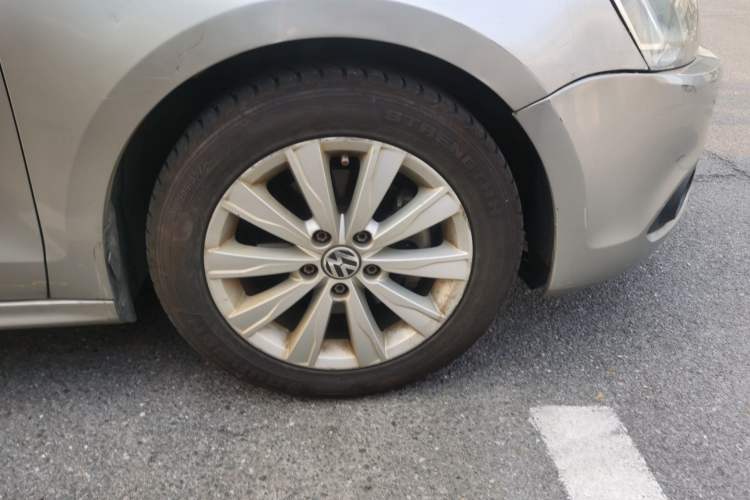 Used Volkswagen Sagitar 2014 Revised Version 1.4TSI Automatic Luxury Edition Right Front Wheel Hub