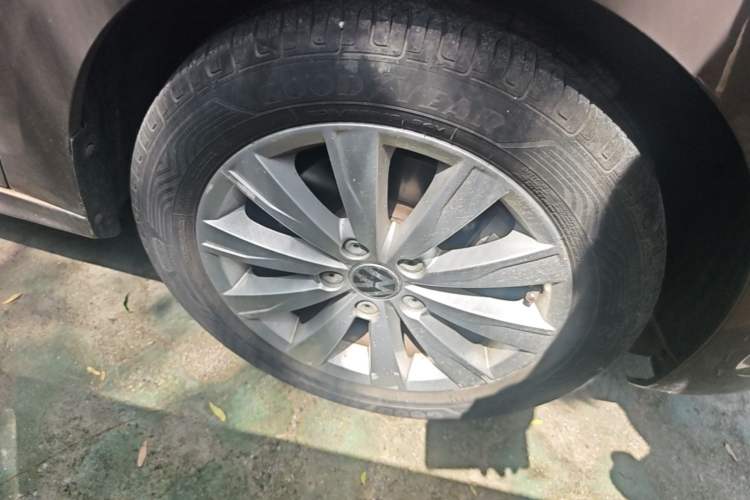 Used Volkswagen Sagitar 2014 Revised Version 1.4TSI Automatic Luxury Edition Right Front Wheel Hub