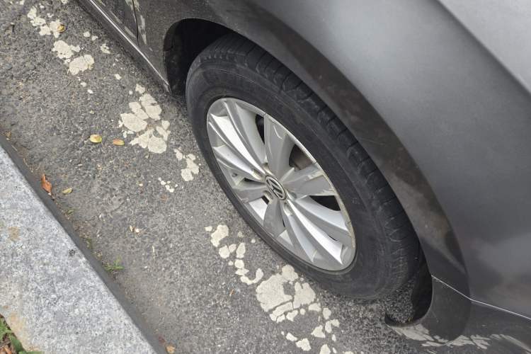 Used Volkswagen Sagitar 2014 1.6L Manual Comfort Model Right Front Wheel Hub
