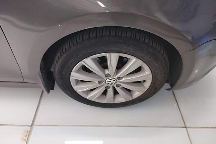 Used Volkswagen Sagitar 2014 1.6L Manual Comfort Model Right Front Wheel Hub