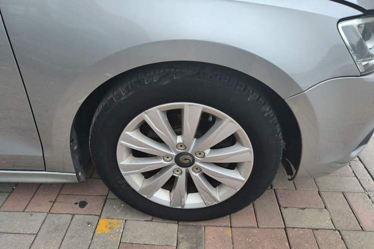 Used Volkswagen Sagitar 2014 Revised Version 1.6L Manual Comfort Edition Right Front Wheel Hub