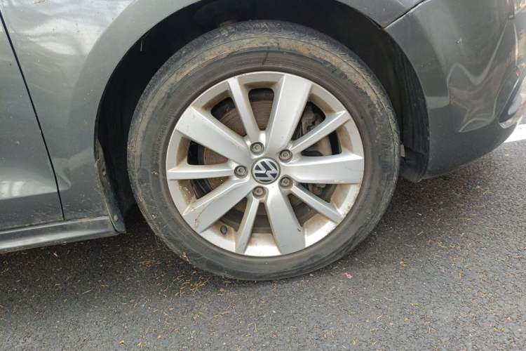 Used Volkswagen Sagitar 2014 1.4TSI Automatic Fashion Edition Right Front Wheel Hub