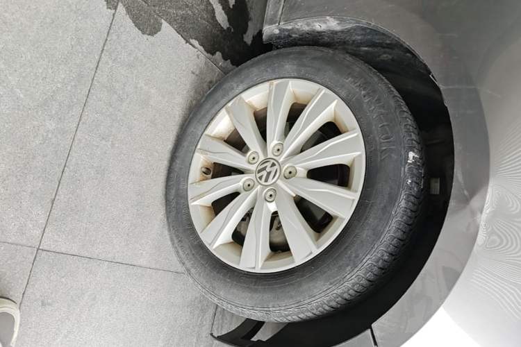 Used Volkswagen Sagitar 2014 1.4TSI Automatic Luxury Model Right Front Wheel Hub