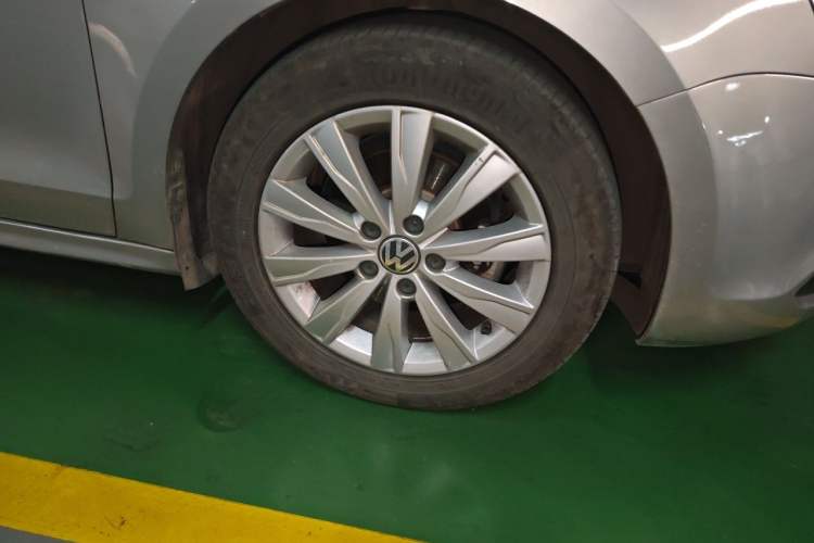 Used Volkswagen Sagitar 2014 Revised Version 1.6L Manual Comfort Edition Right Front Wheel Hub