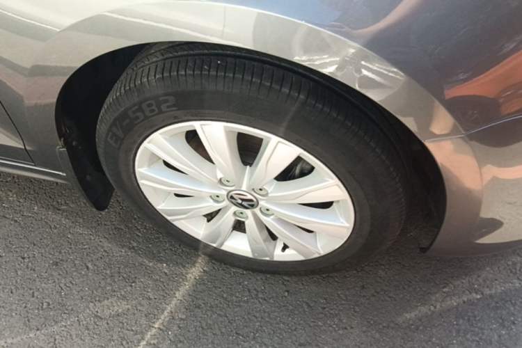 Used Volkswagen Sagitar 2014 1.4TSI Automatic Luxury Model Right Front Wheel Hub