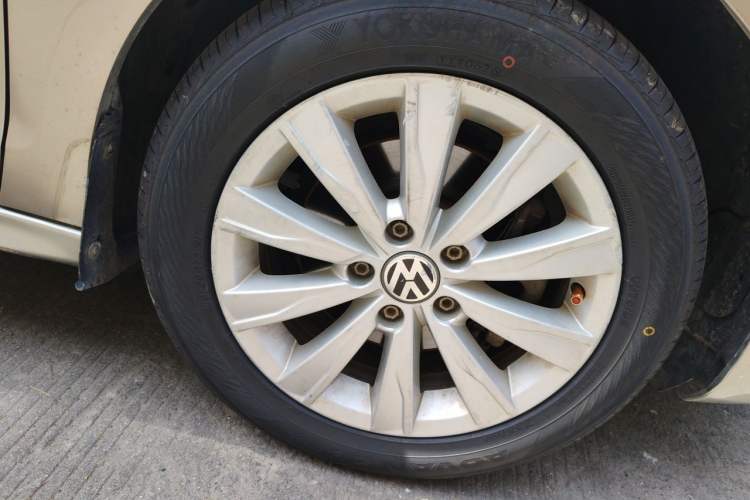 Used Volkswagen Sagitar 2014 1.4TSI Manual Luxury Model Right Front Wheel Hub