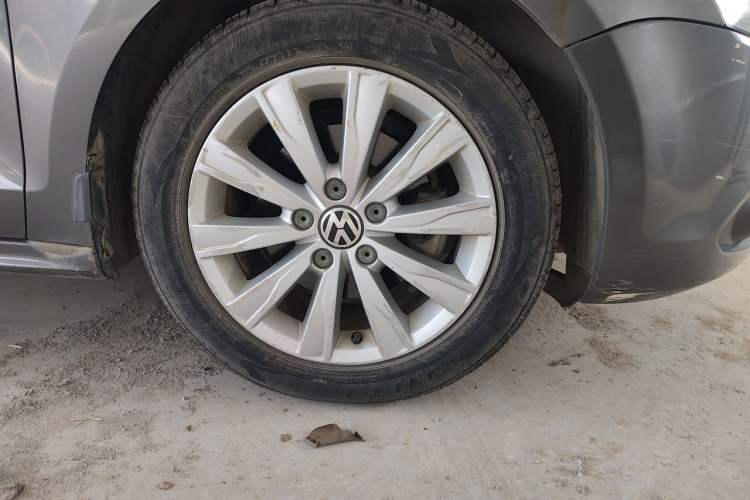 Used Volkswagen Sagitar 2014 1.6L Manual Comfort Model Right Front Wheel Hub