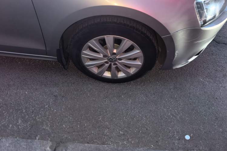 Used Volkswagen Sagitar 2014 1.6L Automatic Comfort Model Right Front Wheel Hub