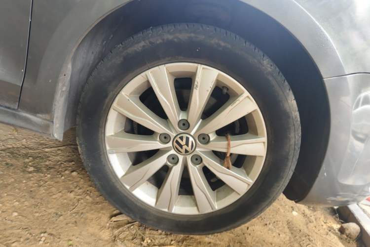 Used Volkswagen Sagitar 2014 1.6L Automatic Comfort Model Right Front Wheel Hub
