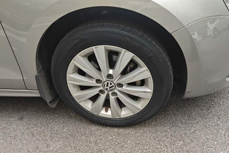 Used Volkswagen Sagitar 2014 1.4TSI Automatic Luxury Model Right Front Wheel Hub