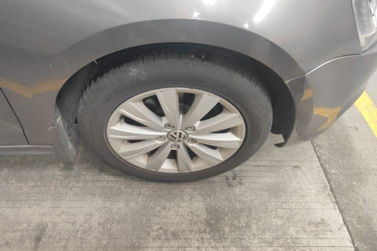 Used Volkswagen Sagitar 2014 1.6L Automatic Comfort Model Right Front Wheel Hub