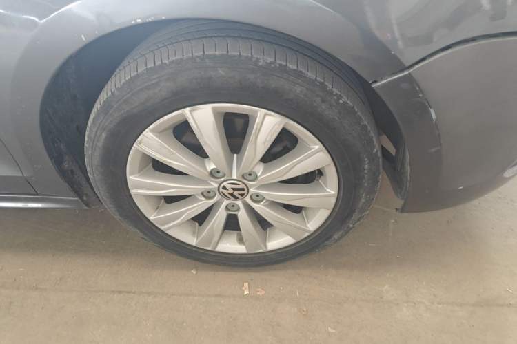 Used Volkswagen Sagitar 2014 1.6L Automatic Comfort Model Right Front Wheel Hub