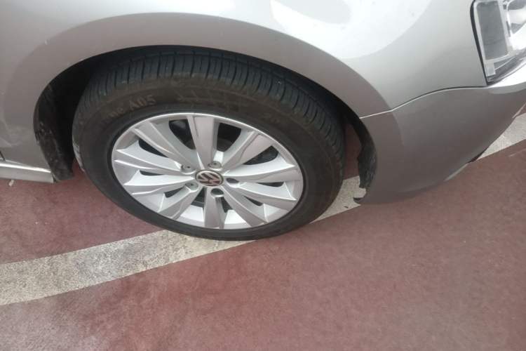Used Volkswagen Sagitar 2014 Revised Version 1.4TSI Automatic Luxury Edition Right Front Wheel Hub