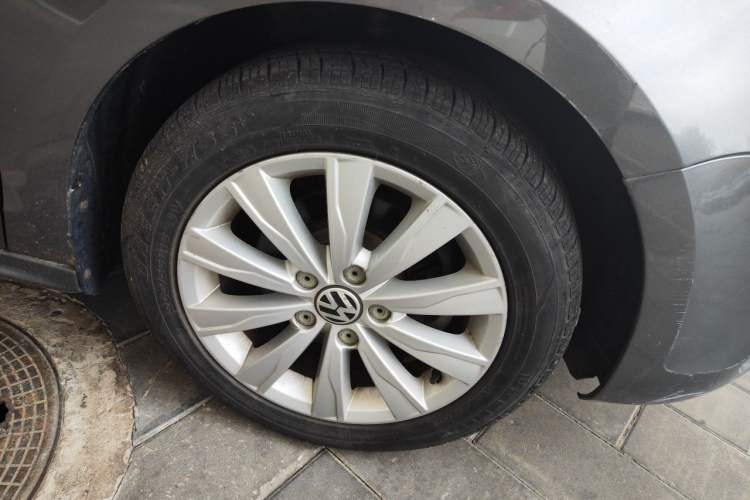 Used Volkswagen Sagitar 2014 1.6L Automatic Comfort Model Right Front Wheel Hub