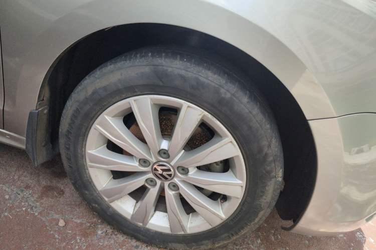 Used Volkswagen Sagitar 2014 1.4TSI Automatic Luxury Model Right Front Wheel Hub