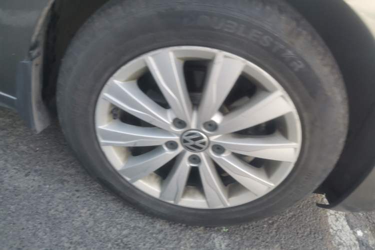 Used Volkswagen Sagitar 2014 1.6L Automatic Comfort Model Right Front Wheel Hub