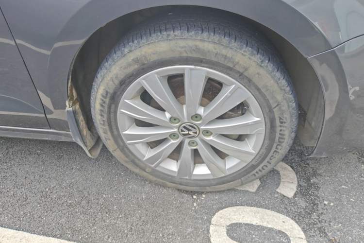 Used Volkswagen Sagitar 2014 1.6L Automatic Comfort Model Right Front Wheel Hub