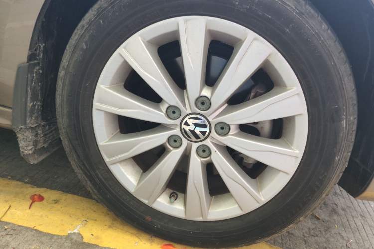 Used Volkswagen Sagitar 2014 1.4TSI Automatic Luxury Model Right Front Wheel Hub