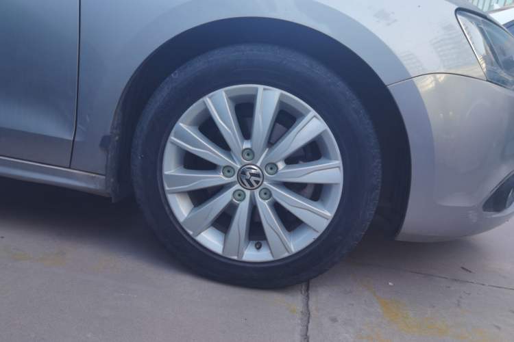 Used Volkswagen Sagitar 2014 1.6L Manual Comfort Model Right Front Wheel Hub