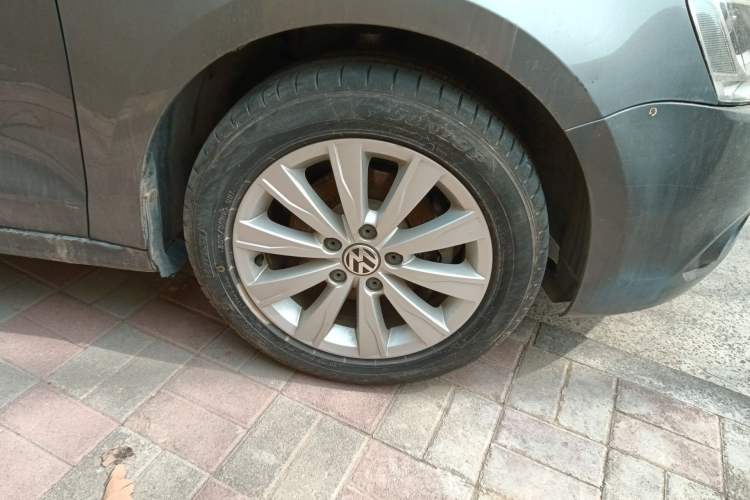 Used Volkswagen Sagitar 2014 1.6L Automatic Comfort Model Right Front Wheel Hub