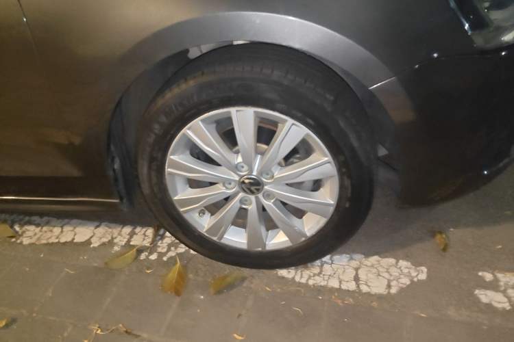 Used Volkswagen Sagitar 2014 1.6L Automatic Comfort Model Right Front Wheel Hub