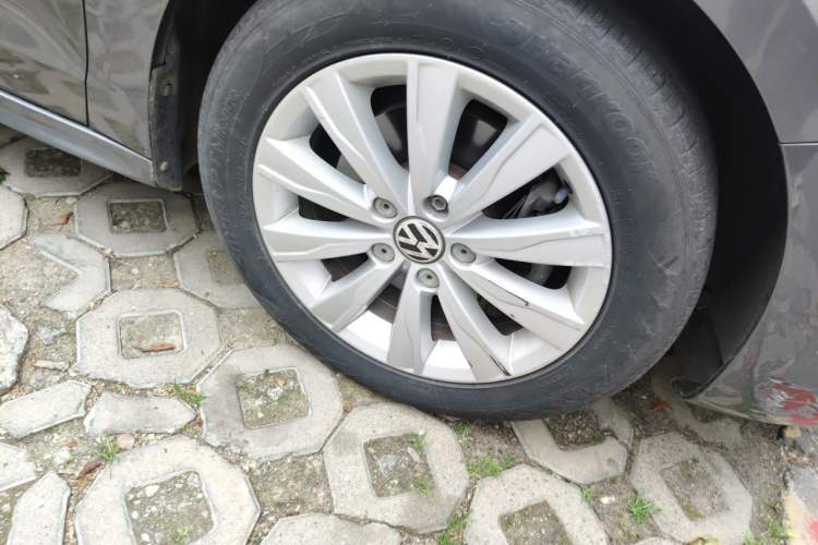 Used Volkswagen Sagitar 2014 Revised Version 1.4TSI Automatic Luxury Edition Right Front Wheel Hub