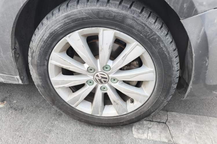 Used Volkswagen Sagitar 2014 1.4TSI Automatic Luxury Model Right Front Wheel Hub