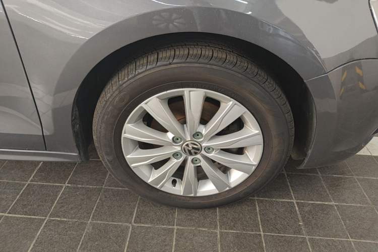 Used Volkswagen Sagitar 2014 1.4TSI Automatic Luxury Model Right Front Wheel Hub