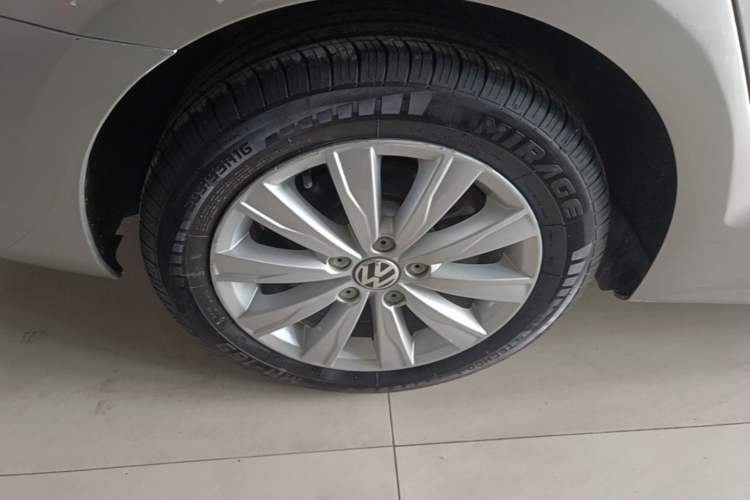 Used Volkswagen Sagitar 2014 Revised Version 1.4TSI Automatic Luxury Edition Right Rear Wheel Hub