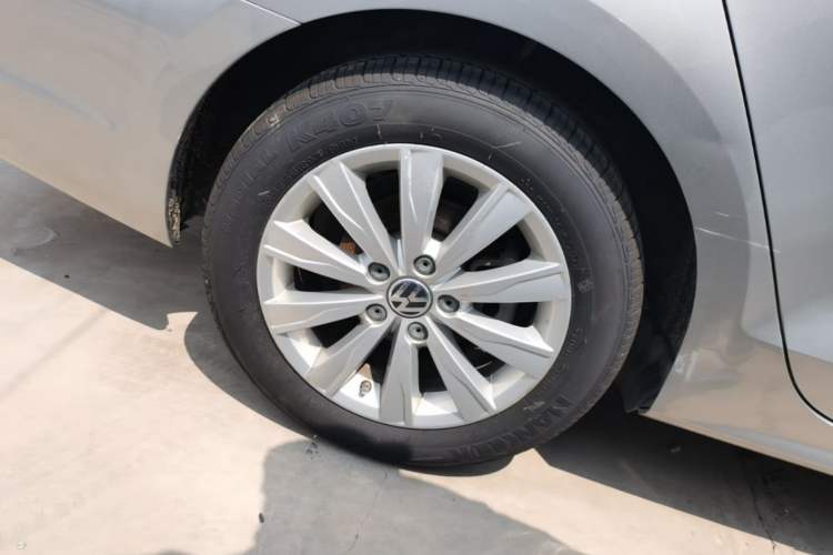 Used Volkswagen Sagitar 2014 Revised Version 1.6L Automatic Comfort Edition Right Rear Wheel Hub