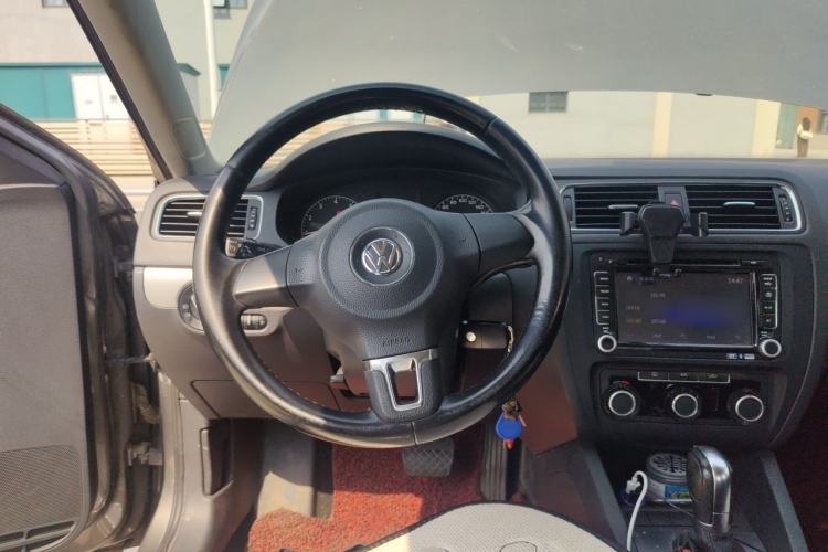 Used Volkswagen Sagitar 2014 Revised Version 1.6L Automatic Comfort Edition Steering Wheel
