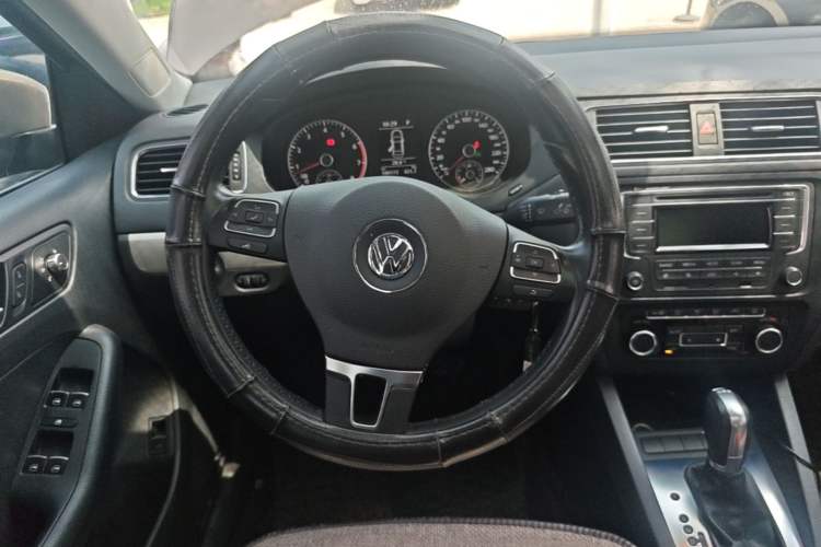 Used Volkswagen Sagitar 2014 Revised Version 1.4TSI Automatic Luxury Edition Steering Wheel