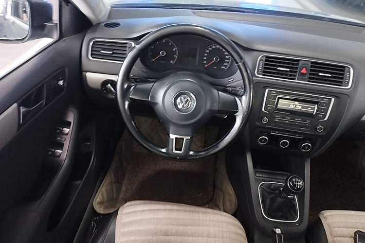 Used Volkswagen Sagitar 2014 1.6L Manual Comfort Model Steering Wheel