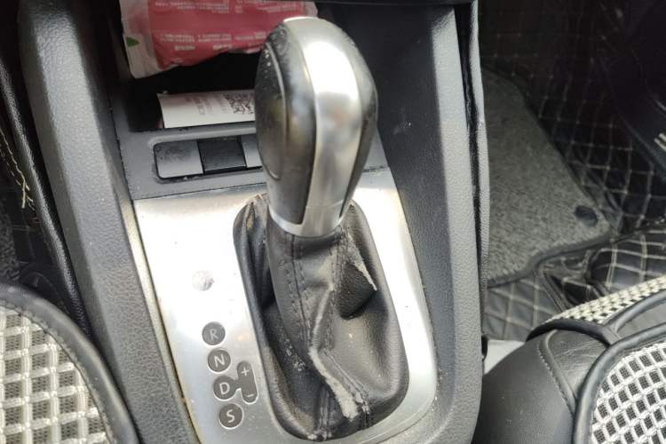 Used Volkswagen Sagitar 2014 1.6L Automatic Comfort Model Gear Lever