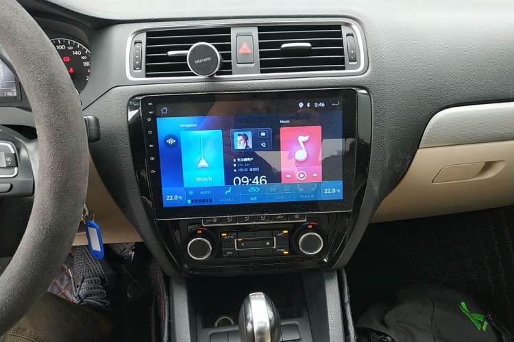 Used Volkswagen Sagitar 2014 Revised Version 1.4TSI Automatic Luxury Edition Audio And AC Panel