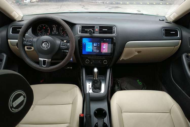 Used Volkswagen Sagitar 2014 Revised Version 1.4TSI Automatic Luxury Edition Center Console