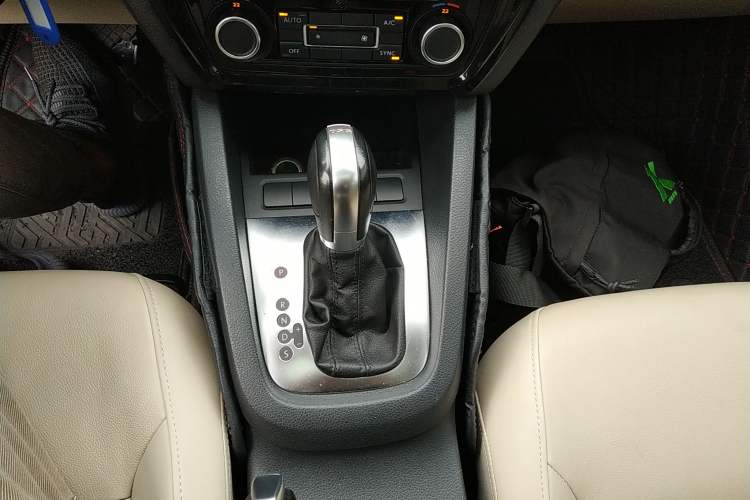 Used Volkswagen Sagitar 2014 Revised Version 1.4TSI Automatic Luxury Edition Gear Lever