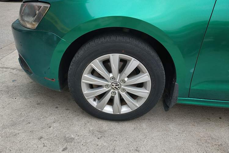 Used Volkswagen Sagitar 2014 Revised Version 1.4TSI Automatic Luxury Edition Left Front Wheel Hub