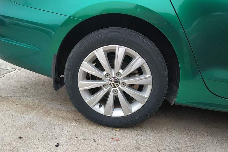 Used Volkswagen Sagitar 2014 Revised Version 1.4TSI Automatic Luxury Edition Right Rear Wheel Hub
