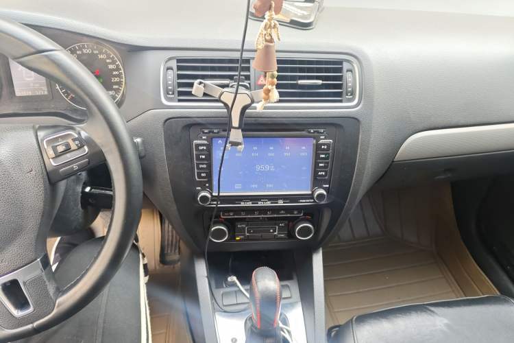 Used Volkswagen Sagitar 2014 Revised Version 1.4TSI Automatic Luxury Edition Audio And AC Panel