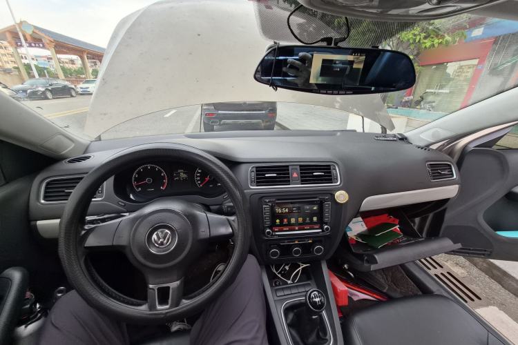 Used Volkswagen Sagitar 2014 1.6L Manual Comfort Model Center Console