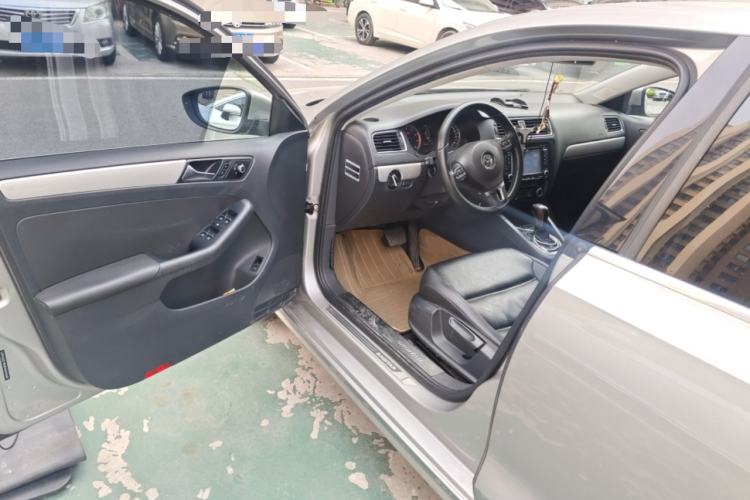 Used Volkswagen Sagitar 2014 Revised Version 1.4TSI Automatic Luxury Edition Driver Seat