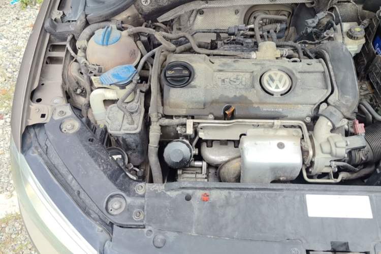 Used Volkswagen Sagitar 2014 1.4TSI Automatic Luxury Model Engine Bay Right