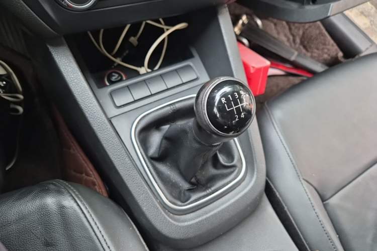 Used Volkswagen Sagitar 2014 1.6L Manual Comfort Model Gear Lever