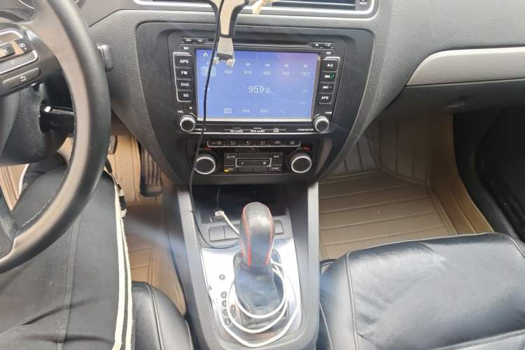 Used Volkswagen Sagitar 2014 Revised Version 1.4TSI Automatic Luxury Edition Gear Lever