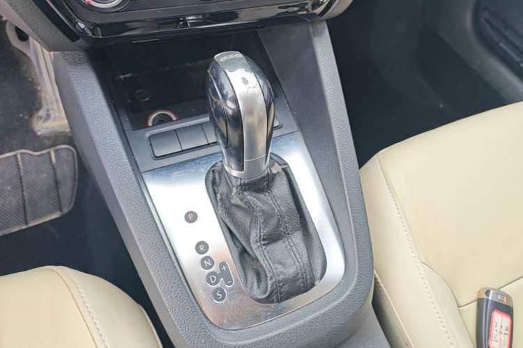 Used Volkswagen Sagitar 2014 1.6L Automatic Comfort Model Gear Lever