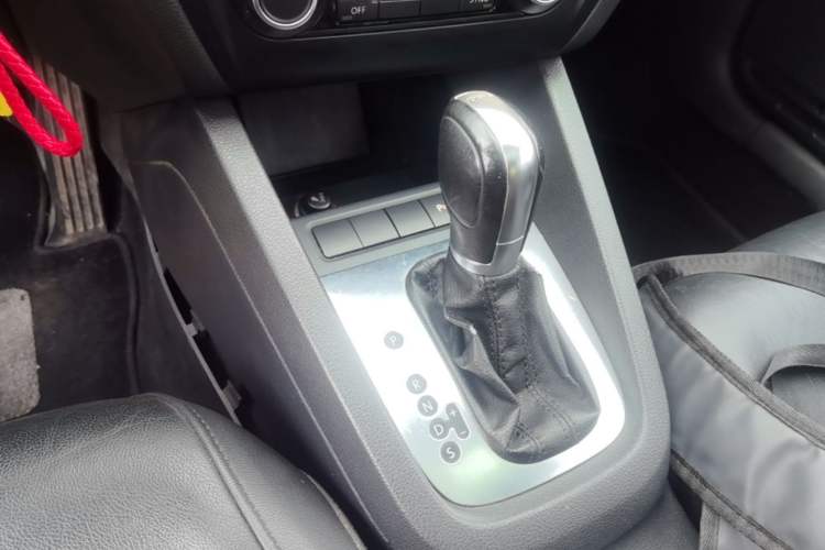 Used Volkswagen Sagitar 2014 1.4TSI Automatic Luxury Model Gear Lever