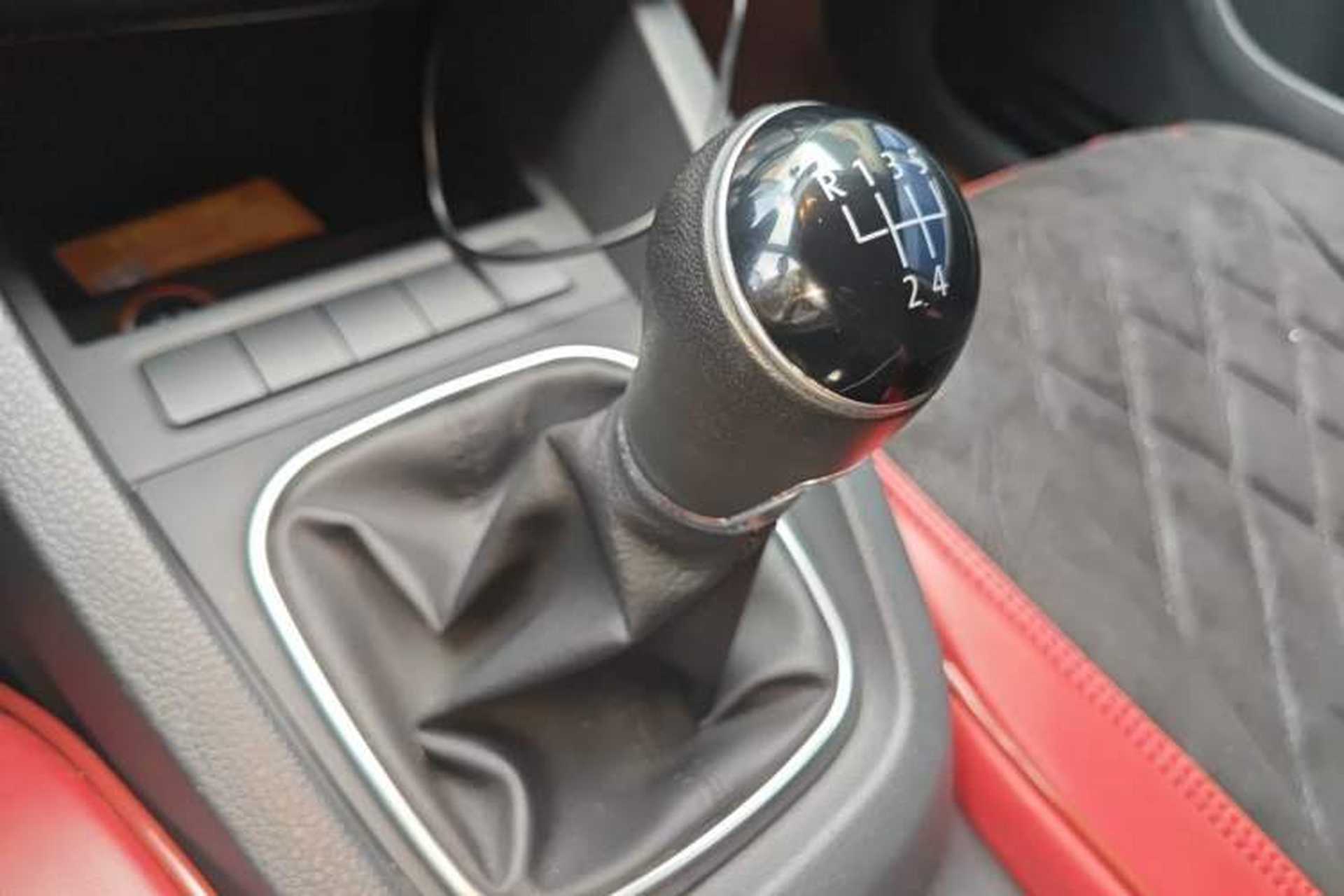 Used Volkswagen Sagitar 2014 Revised Version 1.6L Manual Comfort Edition Gear Lever