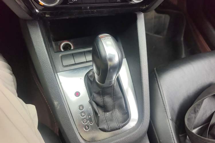 Used Volkswagen Sagitar 2014 Revised Version 1.4TSI Automatic Luxury Edition Gear Lever